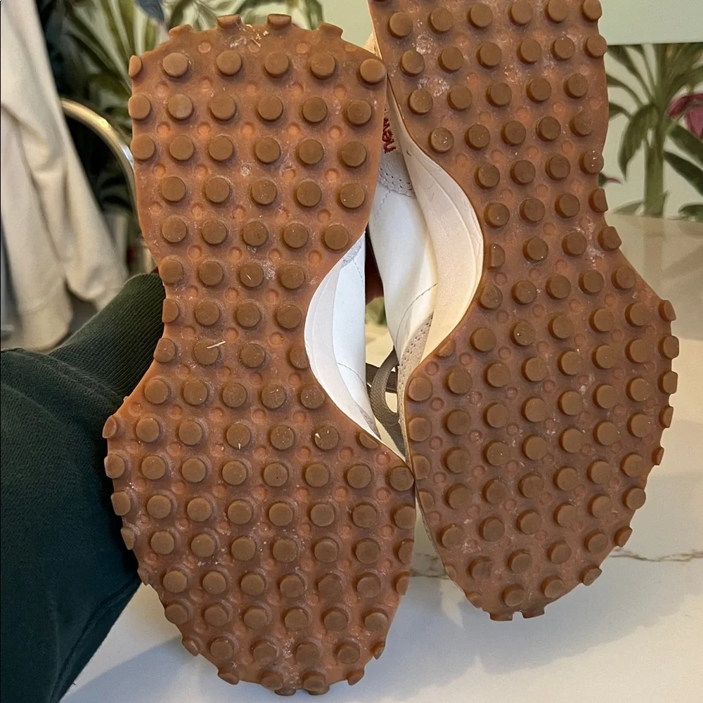 New balance women size 6 sneakers - Picture 4 of 6